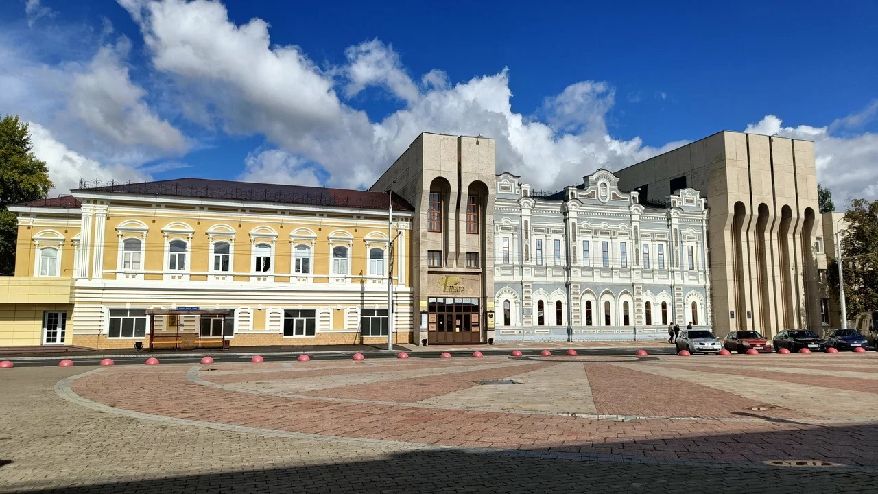 Государственный русский драматический театр — дореволюционный дом,  встроенный в советское здание